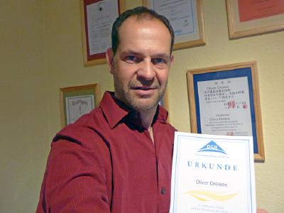 Nach Erfüllung der zweijährigen Mitgliedszeit im Verband und zehnwöchiger Bearbeitungszeit des Antrags wurde Oliver Drewes nun als "Anerkannter Heiler nach den Richtlinien des DGH e.V." beurkundet.