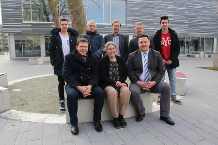 Stellten das Projekt Ausbildungslotsen an der IGS Langenhagen (vorne von links): Markus Bonerad vom Team Beschäftigungsförderung der Region Hannover, Ausbildungslotsin Silke Meyer und Christian Minuth von der Agentur für Arbeit Hannover. (Hinten von links): Schüler Benedikt Fenske (15 Jahre, 10. Klasse), Volker Wiegand von der Arbeiterwohlfahrt Region Hannover, Schulleiter Wolfgang Kuschel, Holger Besser, Fachbereichsleiter Arbeit/Wirtschaft/Technik (AWT) an der IGS Langenhagen, und Schüler Marios Stavroudis (16 Jahre, 10. Klasse)