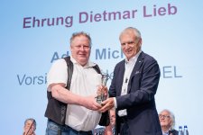 Adam Michel (r.) hielt die Laudatio auf Dietmar Lieb (l.) und überreichte ihm die AMSEL-Skulptur bei der 50. Mitgliederversammlung der AMSEL
