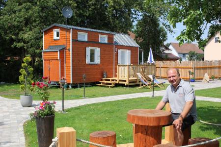 Schick, gemütlich und praktisch: In den Tiny Houses der Zimmerei Prommersberger wird jeder Quadratmeter schlau genutzt. Peter Prommersberger fertigt nahezu alle Bestandteile seiner Tiny Houses selbst oder greift auf regionale Partner zurück / Foto: obx-news/Handwerkskammer Niederbayern-Oberpfalz