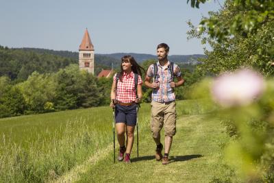 Wanderer vor der Klosterburg Kastl / Stefan Gruber