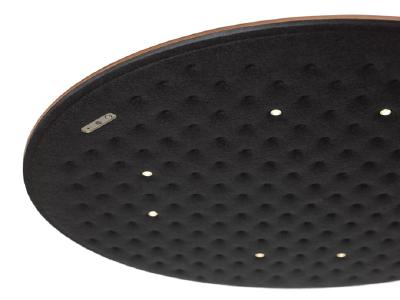 Ansprechend gestaltet ist auch die Unterseite des Lighting Pad Lounge, bestehend aus Akustik-Vlies. Nur bei näherem Herantreten werden die kleinen, in das Pad integrierten Hochleistungs-LEDs sichtbar. Sie verströmen ein brillantes und blendfreies Licht für eine stimmungsvolle Lichtatmosphäre. Design: Dietrich F. Brennenstuhl, Foto: Frank Ockert