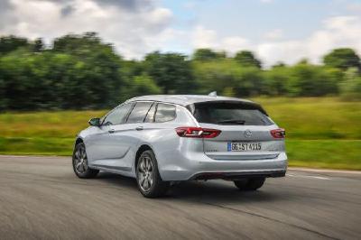 So geräumig und so agil: Die Kombivariante des Opel-Flaggschiffs, der Insignia Sports Tourer, fährt mit Turbodiesel- und Turbobenzinmotoren mit Hubraumvolumina von 1,5 bis 2,0 Litern vor