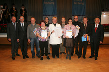 Kammerpräsident Walter Tschischka (rechts), Staatssekretär Georg Wacker (2.v.l.) und Hauptgeschäftsführer Dieter Müller (links) zusammen mit den ausgezeichneten Handwerksbetrieben