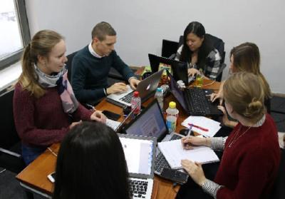 Die Studierenden untersuchten verschiedene Möglichkeiten, über Direktansprache oder soziale Medien Kontakte zu geeigneten Mentorinnen und Mentoren zu knüpfen. © Spandauer Jugend e.V.