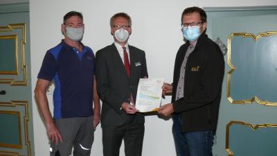 (v.r.n.l.): Sebastian Uhlemair (eza!) bei der Übergabe des Berichts zur Impulsberatung an Dr. Stefan Raueiser (Werkleiter) und Stefan Schneckenaichner (Haustechnik Kloster Irsee), Foto: Anna Maria Hutter