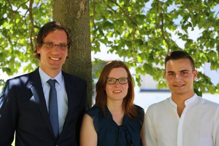"Prof. Dr. Sebastian Düll, Studiengangleiter Steuerlehre, mit den Steuerfachangestellten Karina Geißler und Lukas Korz" (Bild: Hochschule Worms)