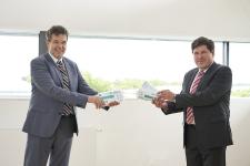 Uwe Spetzger (li.) und Prof. Thomas Hirth (re.) / Bildquelle: Amadeus Bramsiepe/KIT