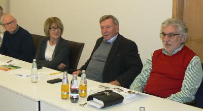 Hans Dieter Herget, Sprecher des Familienbündnisses, und Seniorenbeauftragte Rosemarie Müller begrüßten Horst Helm und Jürgen Heel, die ihre alternativen Wohnformen vorstellten / Foto: Sabine Galle-Schäfer/Vogelsbergkreis