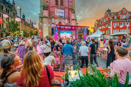 Eröffnungabend_Im Sommer nach 8_Bienstich_Partystimmung_(c) Stadt Halle (Saale) Thomas Ziegler.jpg