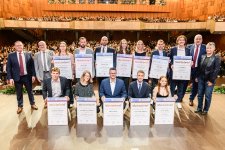 Stellvertretend für alle 536 Meisterinnen und Meister 2025 erhielten die jeweils Besten in ihrem Gewerk ihren Meisterbrief direkt auf der Bühne überreicht. Neben Kammerpräsident Klaus Hofmann (links) und Hauptgeschäftsführer Jens Brandt (zweiter von rechts) gratulierten auch Vizepräsident Steffen Haug (zweiter von links) und Vizepräsidentin Jutta Knapp (rechts)