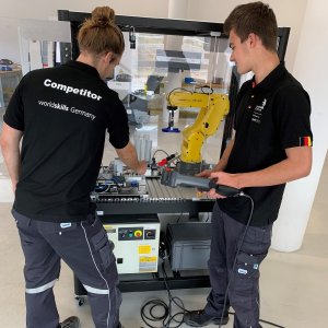 Der 23-jährige Lars Jahnke aus Esslingen (links) und der 18-jährige Cedric Schramm aus Wolfschlugen absolvieren derzeit ihre Ausbildung zum Mechatroniker bei der Fanuc Deutschland GmbH und treten im Team in der Wettkampfdisziplin „Robot Systems Integration“ bei den EuroSkills Graz 2021 an. (Foto: FANUC Deutschland GmbH)