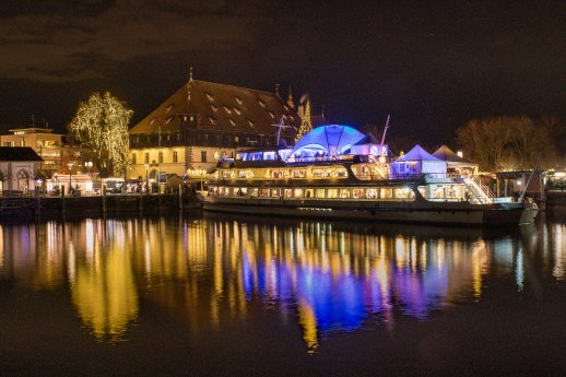 Konstanz-Bodensee-Hafen-Konzil-Weihnachtsmarkt-Schiff-Icebar-Abend-01_Copyright_MTK-Bruno-S.gif