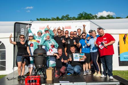 Platz 1 – 3 Profi Griller (links 2. Platz „Die Notfallgriller aus Güstrow/ rechts im Bild 3. Platz „Güstrower Sizzle Crew“ / Foto: Van der Valk