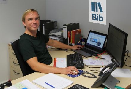Mit Tim Jegodzinski wird der Service der Hochschulbibliothek in Worms weiter ausgebaut. Foto / Dorothea Hoppe-Dörwald