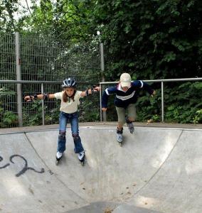 Seit der Corona-Pandemie gibt es kaum noch Möglichkeiten für Kinder, sich zu bewegen, Dampf abzulassen – da steigt im häuslichen Kontext schnell ‚der Druck im Kessel‘. Ergotherapeuten vermitteln Kindern Strategien, um mit ihren Gefühlsausbrüchen besser umgehen zu können. (© DVE/ Janine Metzger)