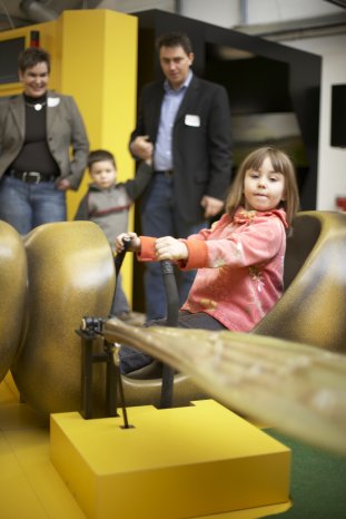 kleine Besucherin fliegt mit der Biene.jpg