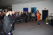 Evolutionspsychologe Martin Christoph Morgenstern demonstriert die steinzeitliche Herkunft von Stressmechanismen