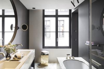 Für die Bäder, die ganz im Zeichen der von urbaner Eleganz geprägten Atmosphäre des De Gulde Schoens stehen, entschieden sich die Hoteliers für Produkte der Kollektion AXOR Citterio E