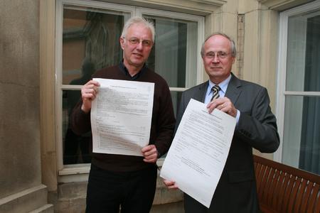 Sozialdezernent Erwin Jordan von der Region Hannover (links) und Dr. Michael Clar vom Hamburger Büro F+B (rechts) haben im Haus der Region den Fragebogen für den Mietspiegel 2010 für Hannover vorgestellt