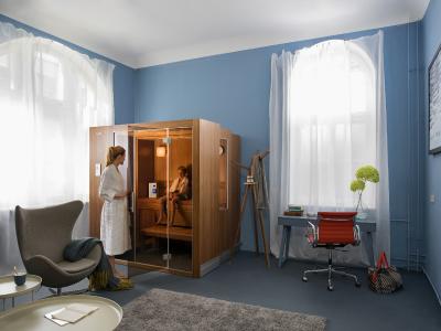There is a completely natural method to relieve the symptoms of pollen allergy sufferers – regular sauna bathing. Of course, this is especially easy if you have your own sauna at home. The market leader KLAFS offers the space-saving sauna S1, a sauna that really fits everywhere. When fully retracted, it is only 60 centimetres deep