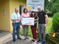 Von links: Stiftungsbotschafter Kay Elzner, Sandra Matz, Alexandra Werner, Arena-Sprecher Marcel Orban