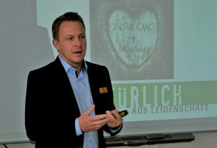 Auf der DACH+HOLZ 2020 in Stuttgart wollen wir Ihnen zeigen, mit welchen Innovationen wir unsere Kunden bei notwendigen betrieblichen Umstellungen begleiten, damit sie die Herausforderungen der nahen Zukunft so effizient wie möglich meistern.", lädt Geschäftsführer und Vertriebsleiter Dipl.-Holzbauing Stefan Berbner Medienvertreter auf den INTHERMO-Messestand Nr. 214 in Halle 10 ein / Foto: Achim Dathe für INTHERMO, Ober-Ramstadt; www.inthermo.de