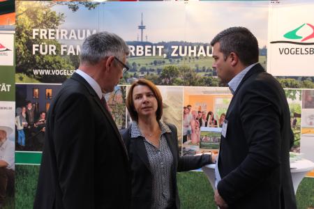 Landrat Manfred Görig beim Besuch der Vorjahresmesse im Gespräch mit Anja Püchner, der Leiterin des Amtes für Wirtschaft und den ländlichen Raum, und mit Kreislandwirt Andreas Kornmann. Foto: Archiv Galle-Schäfer/Vogelsbergkreis