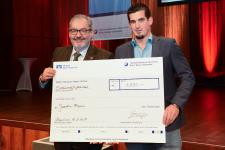 Jose Montero (links) von der Volksbank Rhein-Neckar eG bei der Übergabe des Förderpreises an den Preisträger Joachim Haun (rechts) / Foto: Rittelmann