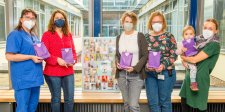Kerstin Klein, Antje Rinaldi, Ines Dombrowski, Petra Schlömer (Stationsleitung S25) und Janina Schmidt mit Kind bei der Geschenkeübergabe (v.l.n.r.), Bildquelle: Markus Kümmerle