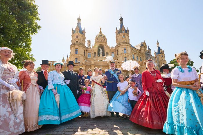 Mehr als 150 Kostümierte lassen beim historischen Schlossfest das Jahr 1857 wieder aufleben (c).jpg