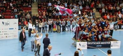 Die Partie blieb eng bis kurz vor Schluss, doch in den letzten Minuten drehte das UHC-Team noch einmal mächtig auf und versenkte den Ball gleich vier Mal im gegnerischen Tor. So lautete das Endergebnis 8:5 für den UHC Hamburg – und damit sicherte sich die Mannschaft zum dritten Mal nach 1964 und 2002 den Meistertitel. Foto: KLAFS GmbH & Co. KG