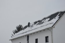 Im Winter kann das Dach mit schneefreien Bereichen ein erster Hinweis auf Optimierungsbedarf der Dämmung sein.