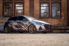 Spectacularly wrapped RaceChip show car: Hyundai i20 N on Shoxx wheels