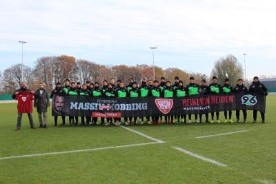 Bei der offiziellen Trikotvorstellung auf dem Trainingsplatz von Hannover 96 sensibilisierte Carsten Stahl (zweiter von links) im Beisein von 96-Manager Horst Heldt, Heinz von Heiden-Geschäftsführer Dr. Helge Mensching und 96-Trainer André Breitenreiter (v.l.n.r.) die Mannschaft für den Kampf gegen Mobbing und erntete zustimmenden Applaus / Fotos: Heinz von Heiden GmbH Massivhäuser