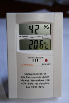 39_Ein Hygrometer misst die Luftfeuchtigkeit.jpg