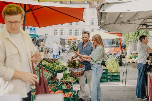 Konstanz-Wochenmarkt-Essen-Gemuese-Einkaufen-Paar-05_Copyright_MTK-Leo-Leister.jpg