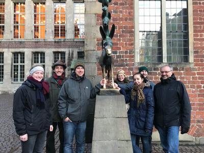 Dr. Petr Blažek (2. v. l.) von der "Work Group for Functional Plant Ecology" der University of South Bohemia in Budweis, Tschechien war mit seinem Team auf Einladung von Prof. Dr. Dietmar Zacharias (1. v. r.) an der Hochschule Bremen zu einem Kooperationsbesuch in Bremen. Die ISTAB-Masterstudentin Nina Fahs (1. v. l.) hat in ihrem Auslandsjahr an einem Forschungsprojekt an der Universität in Budweis mitgearbeitet, das jetzt gemeinsam auf einer internationalen Fachtagung präsentiert werden soll.