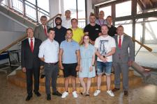 Die erfolgreichen Betriebswirte stellten sich mit Kammerpräsident Alois Jöst (1. Reihe, 1. von links), Vizepräsident der Handwerkskammer Klaus Hofmann (1. Reihe, 1. von rechts), Stellvertretender Hauptgeschäftsführer Christian Berg (letzte Reihe, 1. von rechts), Geschäftsführer der Handwerkskammer Hans-Fred Herwehe (2. Reihe, 1. Von links) und Jahrgangsbester Patrick Krapp (2. Reihe, 1. von rechts) dem Fotografen