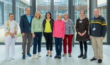 Prof. Dr. Michael Geißler (2.v.l.), Sabine Weisenburger (3.v.l.) Elvira Schneider (4.v.l.) und Nadine Pretz (2.v.r.; Stabsstelle Projektmanagement in der Pflegedirektion) begrüßen die Grünen Damen und Herren bei der offiziellen Feier