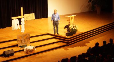 Gary Blanchard, Jugendabteilungsleiter der STA-Weltkirchenleitung, beim Eröffnungsabend (Foto: Jens Mohr/APD)