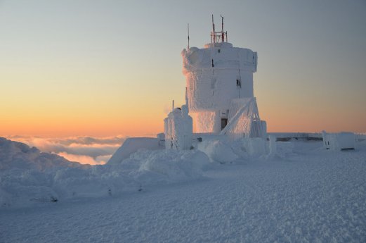 Wetterstation in einem Kleid aus Eis und Schnee (c) Mount Washington Observatory.jpg