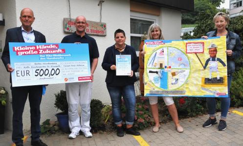 Dr. Joachim Eisert, Hauptgeschäftsführer der Handwerkskammer Reutlingen, Maler Mike Nafz, Einrichtungsleitung Verena Gekle, Erzieherinnen der Gruppe der ehemaligen Regenbogenkinder, Gabi Wehle und Carmen Hirth bei der Scheckübergabe