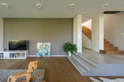 Für mehr Behaglichkeit im Haus: Die Ummantelung der Fassade mit INTHERMO Holzfaserdämmplatten hat den Baukörper auf EnEV-Niveau gebracht. Bild: Elli Bezensek für BAUART THIELE, Bad Lippspringe; www.bauart-thiele.de