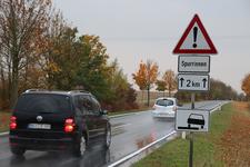 Schilder wie dieses weisen auf Aquaplaning-Gefahr hin – bei Regen sollte man an solchen Stellen deshalb besonders vorsichtig fahren und die Geschwindigkeit reduzieren (Foto: ARCD)