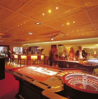KitzbÃ¼hel Spielsaal Bar.jpg