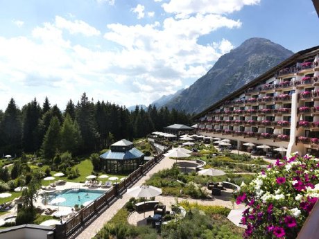Interalpen-Hotel Tyrol_Aussenansicht mit Alpengarten und Pool.jpg