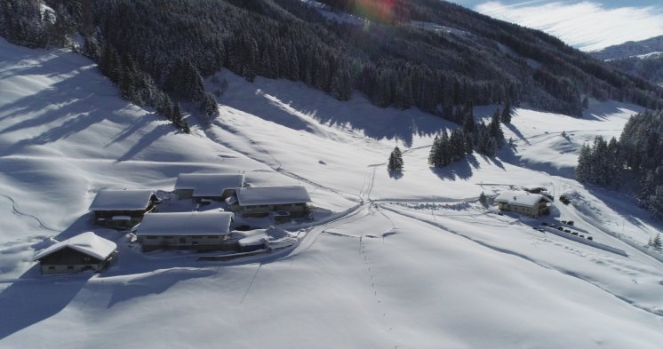 Schönangeralm mit Gasthof Wildschönau Auffach tief verschneit Winter FG Toni Silberberger Rechte.JPG