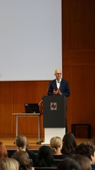 erstsemesterbegrüßung_ws26_27_rede-piller_h-HWG-2026.JPG