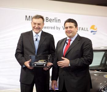 Pressekonferenz MINI E, Berlin, powered by Vattenfall Dr. Norbert Reithofer, Vorstandsvorsitzender der BMW AG und Sigmar Gabriel, Bundesumweltminister (v.l.)